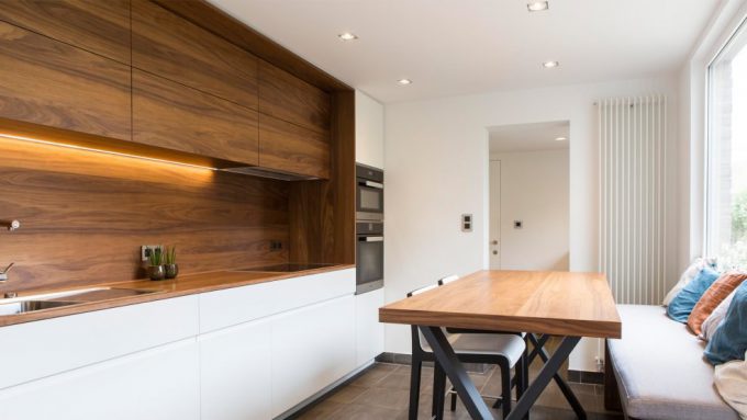 Renovation of a kitchen in walnut and lacquered MDF.