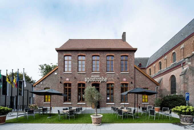 Complete renovatie van een monumentaal pand tot een populair restaurant te Olsene.